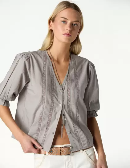 CAMISA ESCOTE PICO ENCAJES IRON GREY