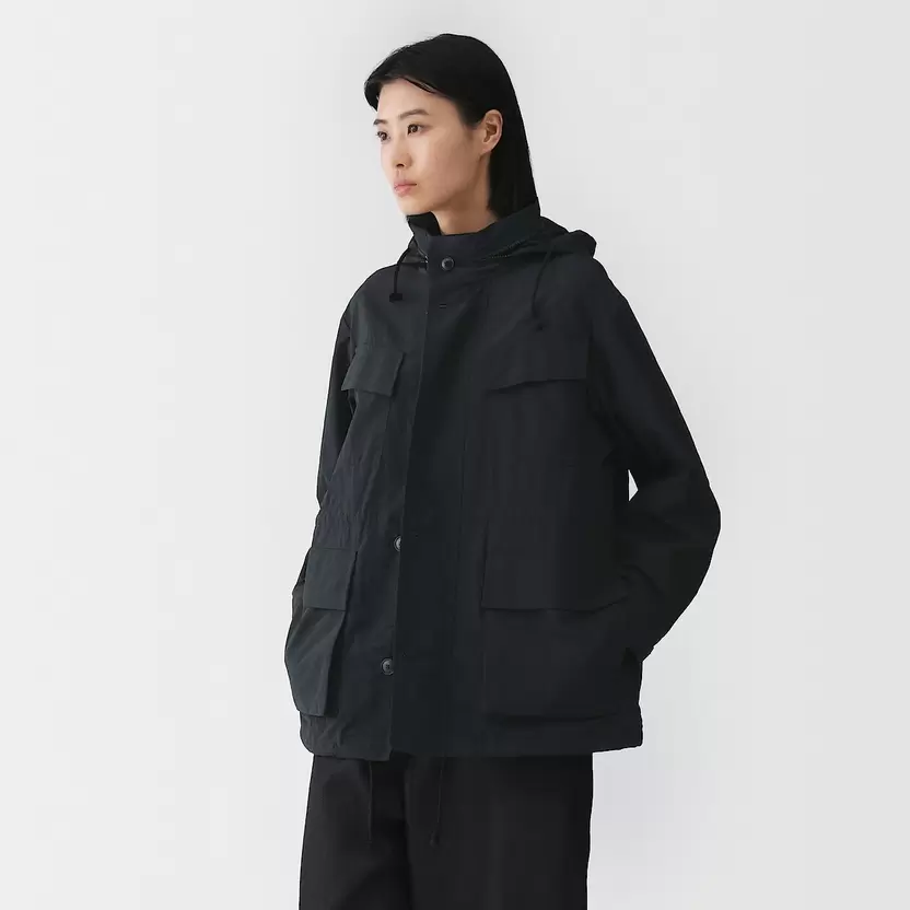 Chaqueta utilitaria de nailon con tinte natural para mujer