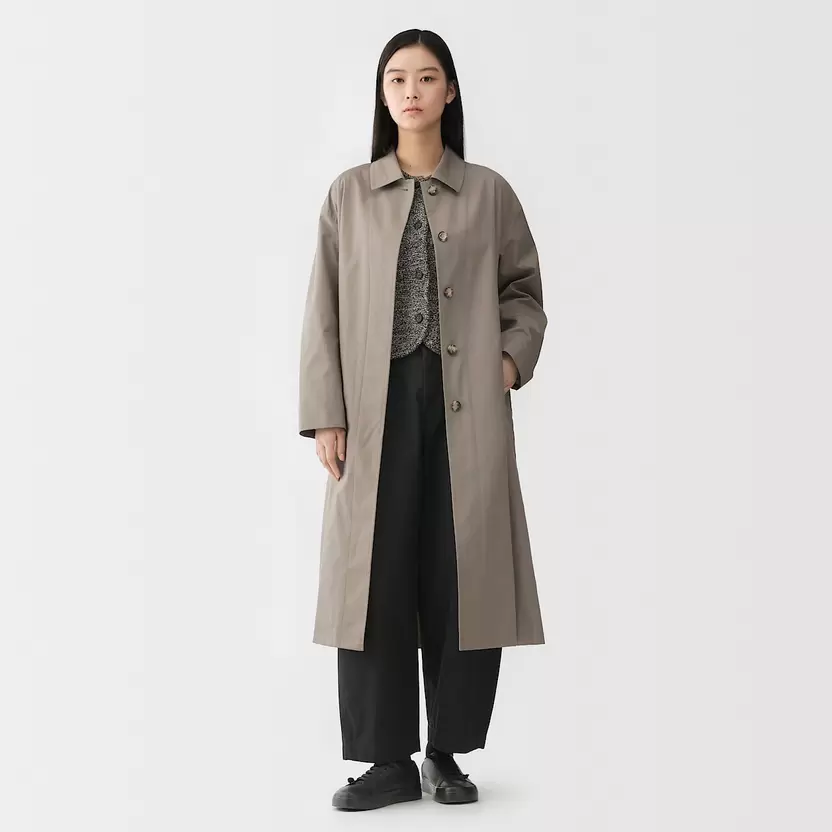 Abrigo de algodón repelente al agua con botonadura simple para mujer