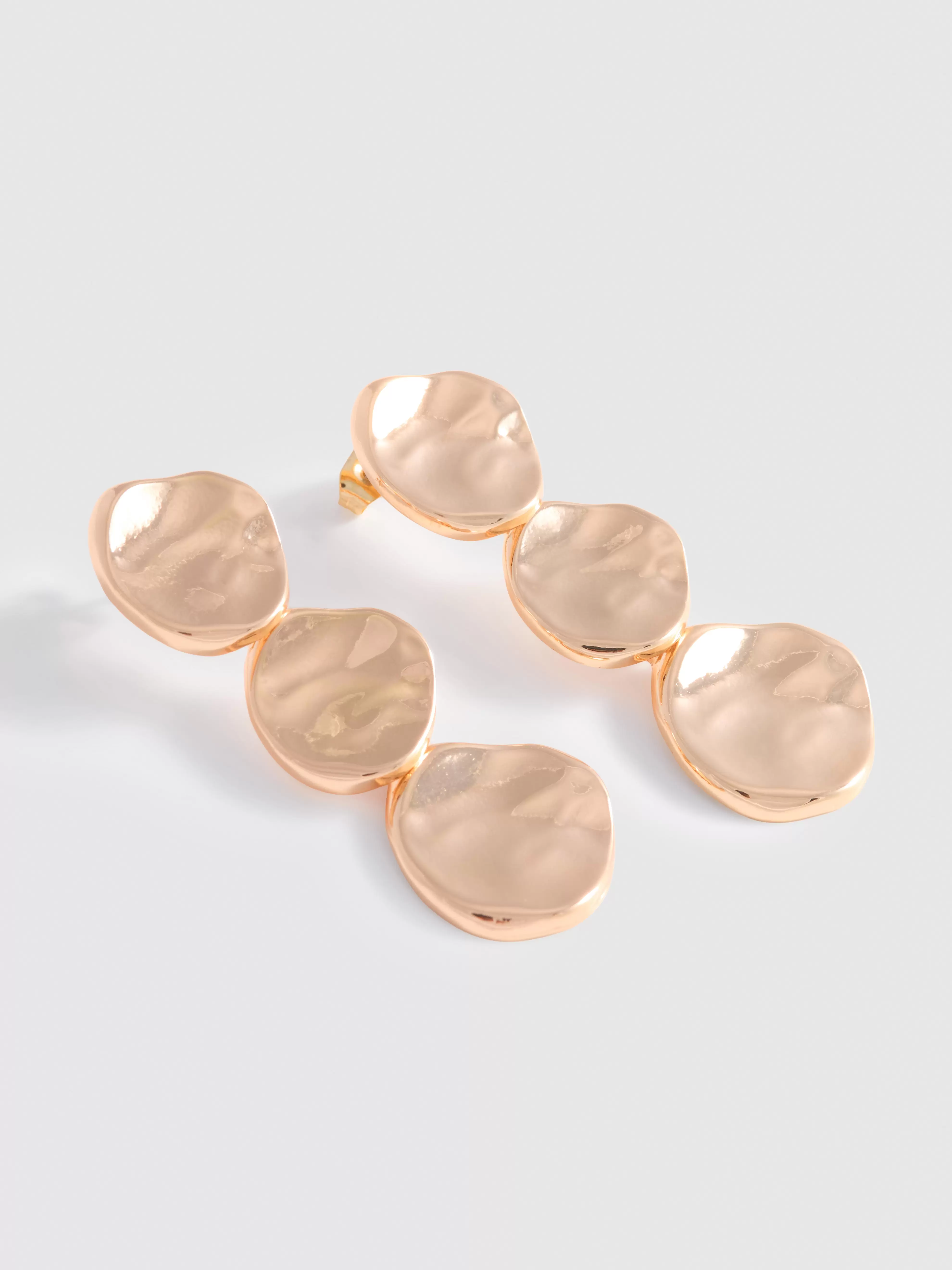 Pendientes largos con diseño de metal martillado