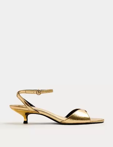 Sandalias con bacón bajo, puntera abierta y tira en el tobillo