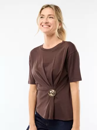 Camiseta de manga corta drapeada con adorno fantasía