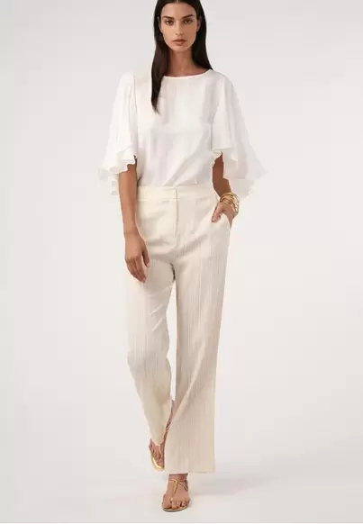 Pantalón fluido falso plisado. Conjunto CRUDO