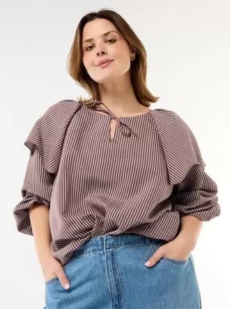 Blusa fluida de manga larga con volante grande en el cuello