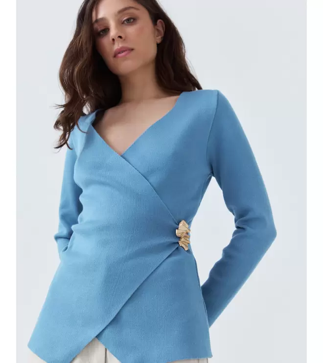 TOP PUNTO CRUZADO BROCHE