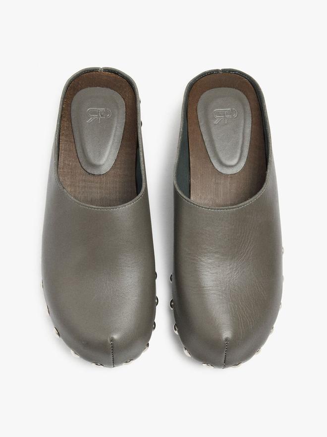 Zuecos de piel con tachuelas