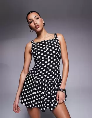 Vestido corto monocromático con estampado de lunares, cuello cuadrado subido y falda fruncida en la parte delantera exclusivo de Kaiia