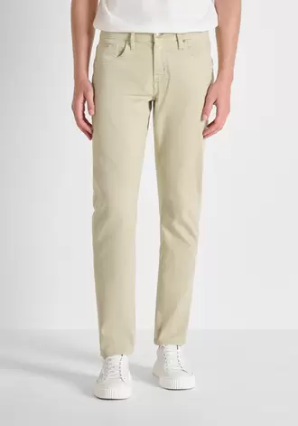 "KURT" COMFORT TAPERED FIT JEANS IN DENIM