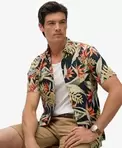 Camisa con estampado hawaiano