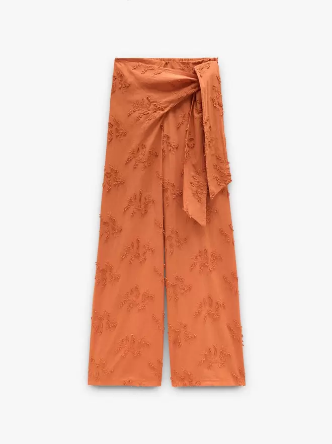 Pantalón con bordados 100% algodón