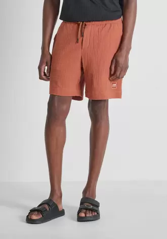 PANTALONES CORTOS REGULAR FIT DE SUAVE ALGODÓN EFECTO CRINKLE