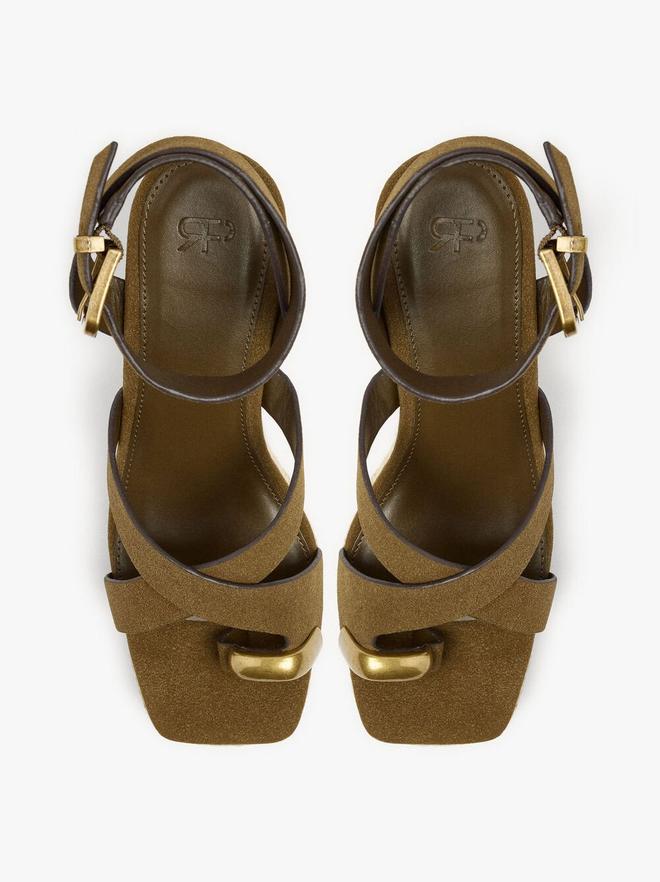 Sandalias de cuña con detalle metálico