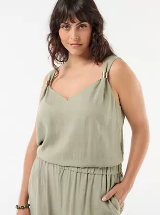 Top fluido de lino mezclado con joyas doradas