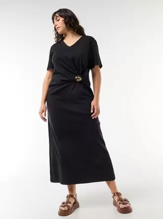 Vestido largo plisado con joya dorada