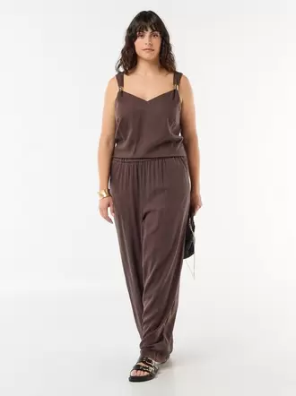 Top fluido de lino mezclado con joyas doradas