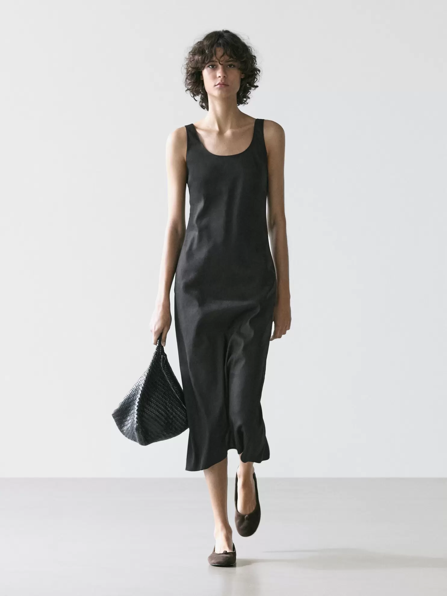 Vestido midi fluido escote redondo