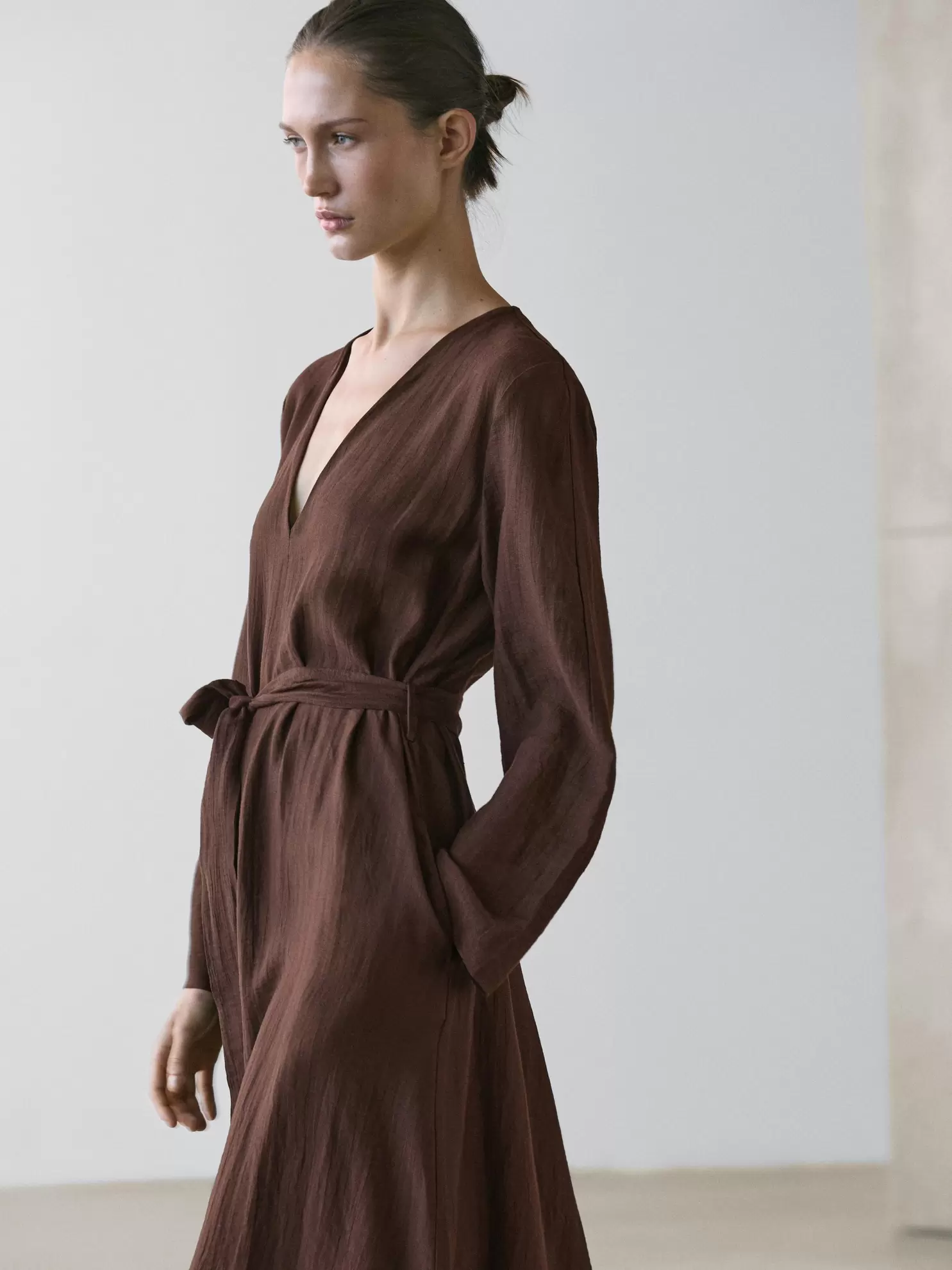 Vestido midi fluido cinturón con lino