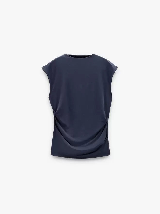 Top liso con fruncidos