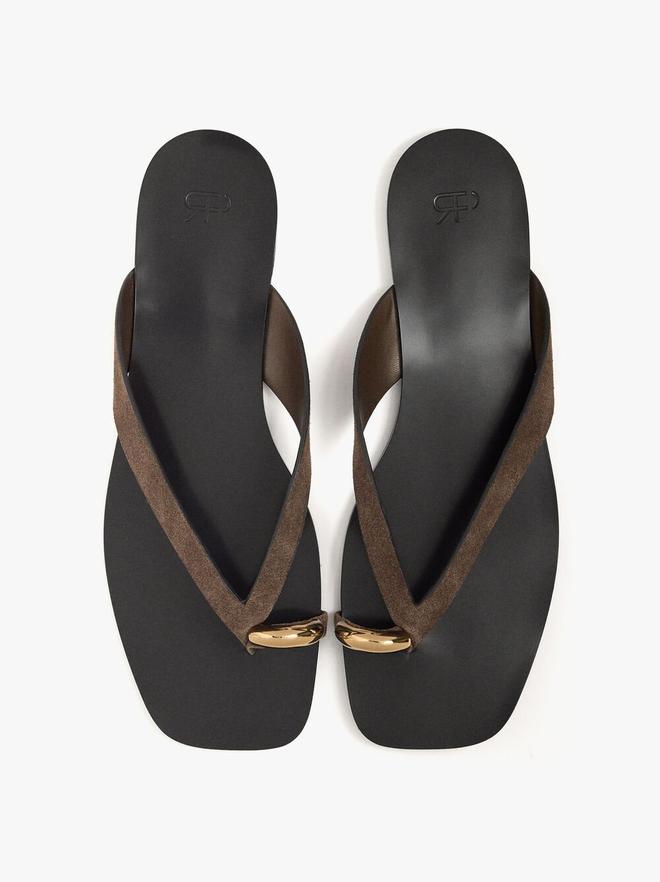 Sandalias thong de piel con detalle metálico