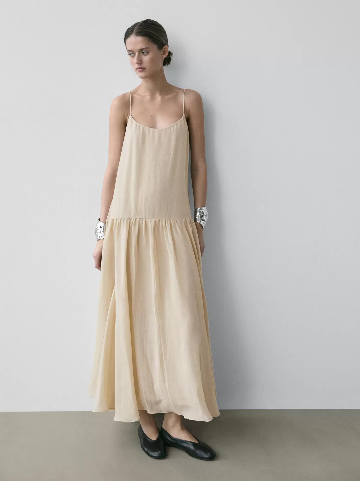 Vestido midi fluido detalle plisado