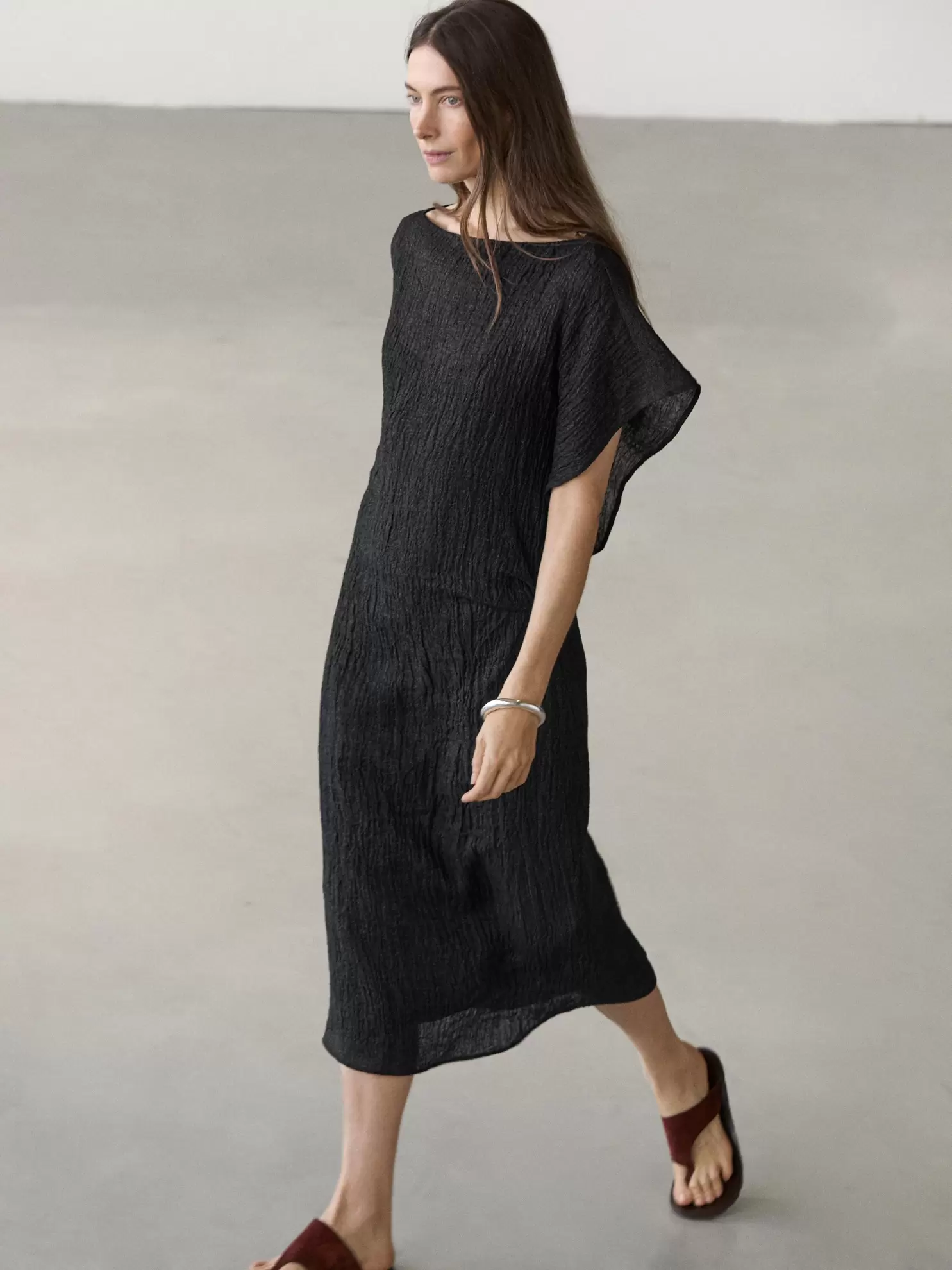 Vestido midi manga asimétrica lino