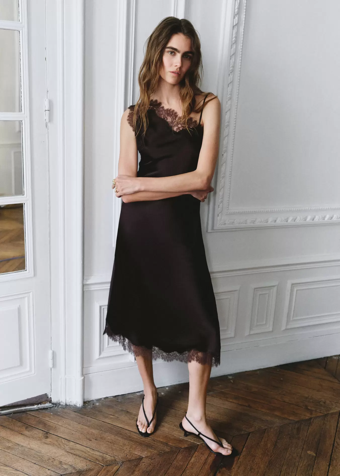 Vestido satinado encaje asimétrico