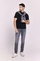Camiseta básica con logo bordado