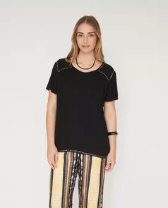 Blusa Bambula Escote Pico Con Tachas Negro
