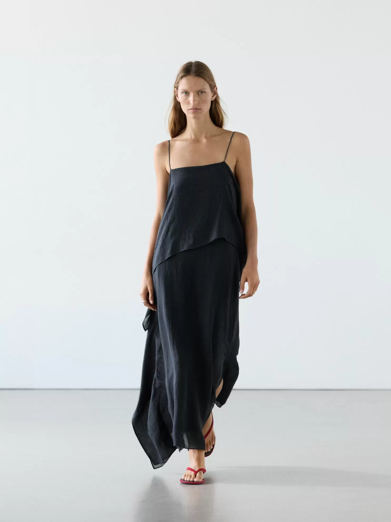 Vestido midi detalle volante asimétrico