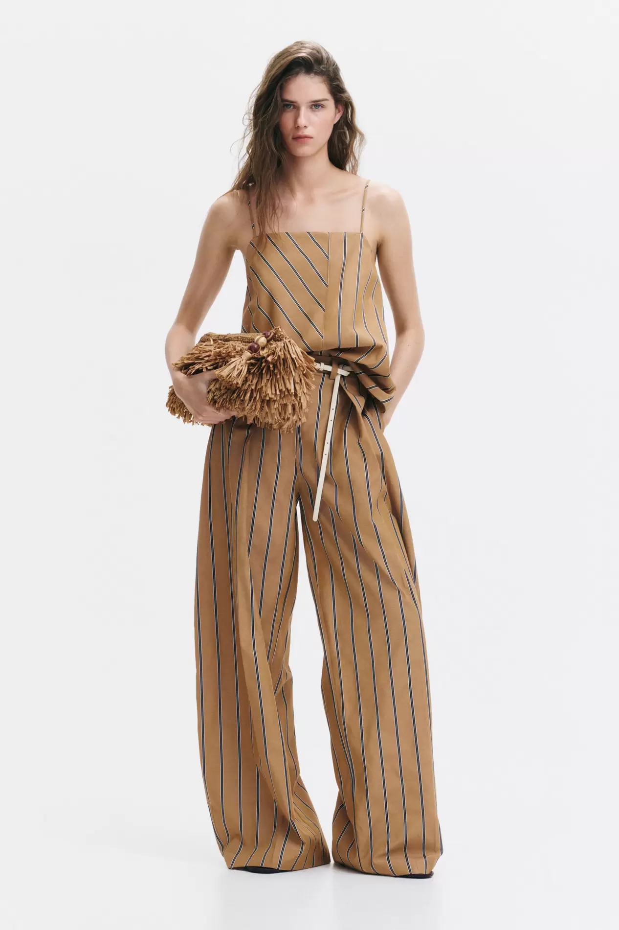 Pantalón amplio con detalle cruzado