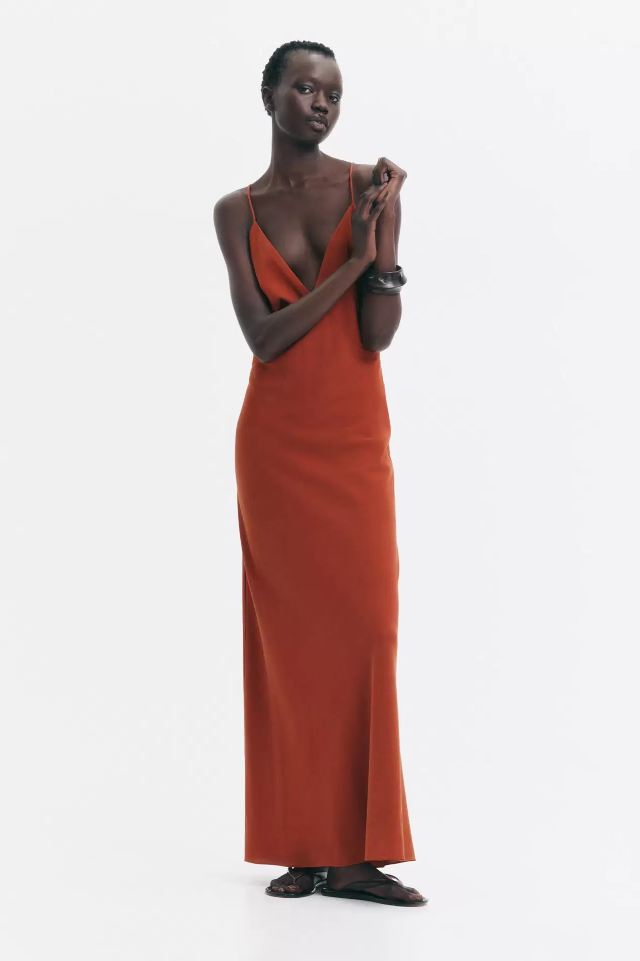 Vestido de crepé con detalle de cuentas