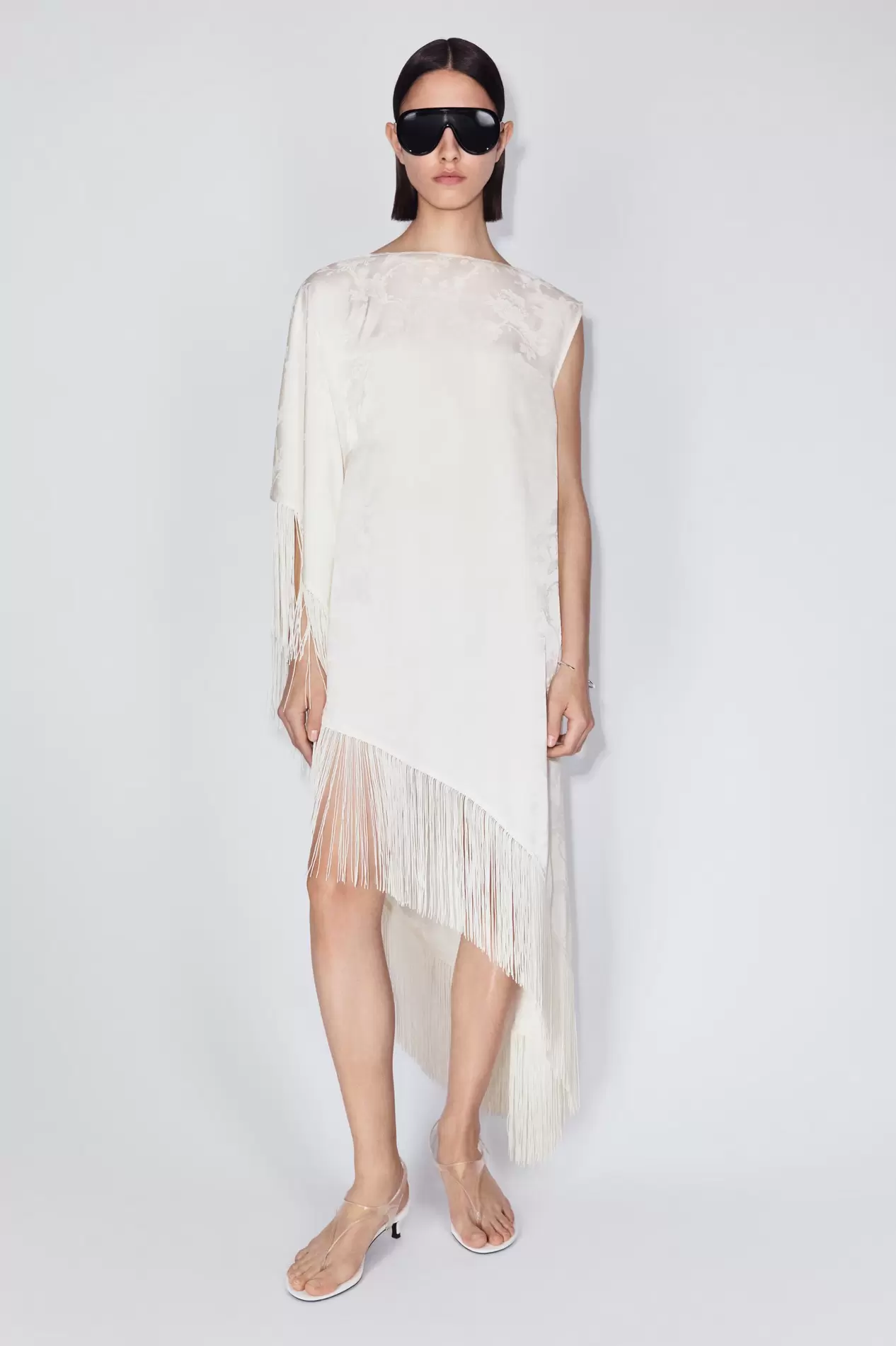 Vestido caftán de un hombro con flecos