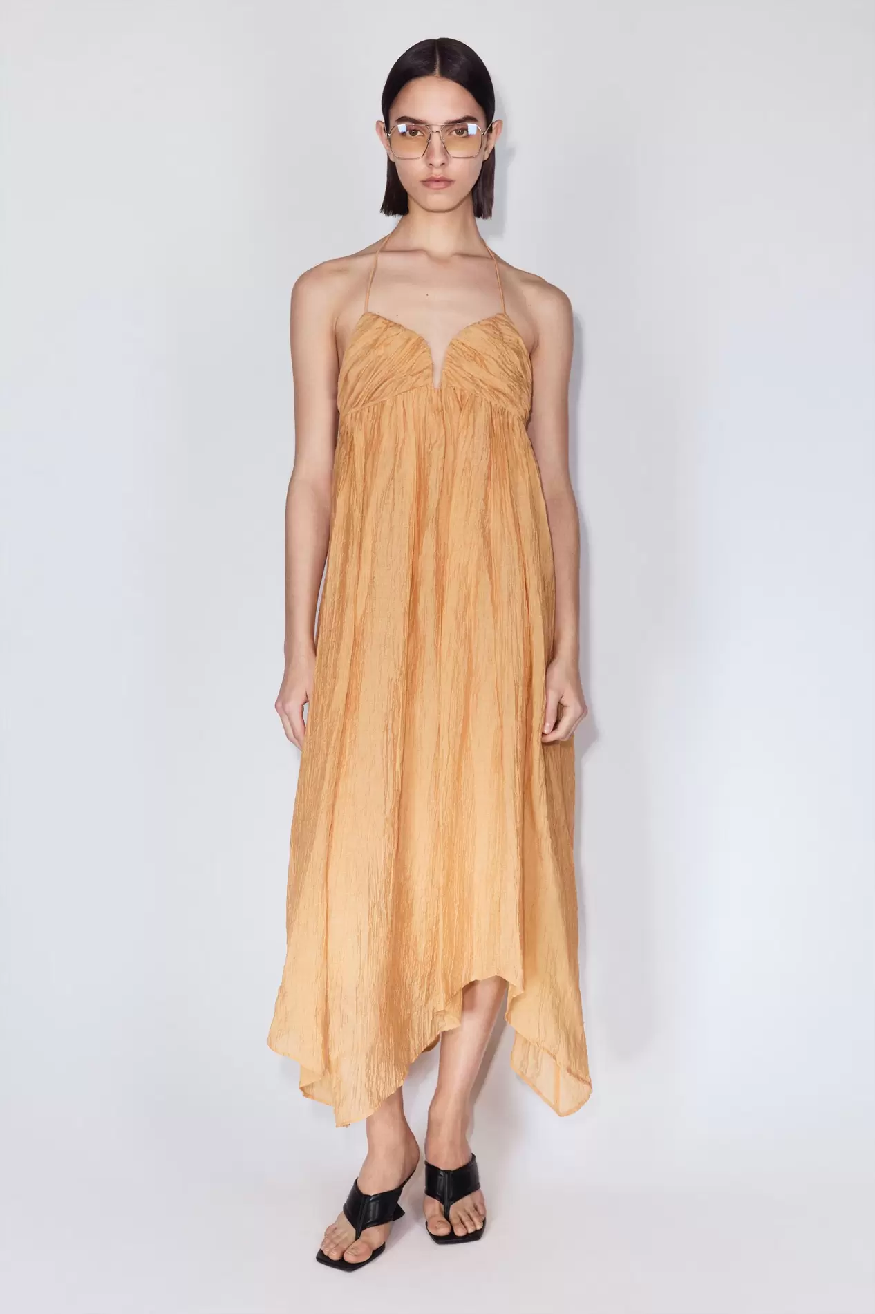 Vestido halter con escote corazón