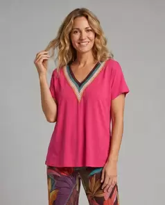 Camiseta Con Pechera Escote De Pico Coral