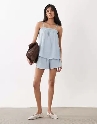 ASOS DESIGN - Top azul lavado a rayas de tirantes de corte alargado