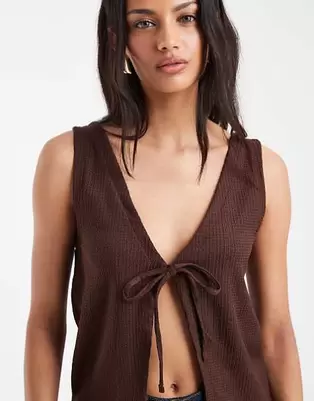 Pieces - Top marrón café reversible con lazada delantera de tejido texturizado