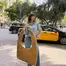 Bolso hobo grande con detalles metálicos