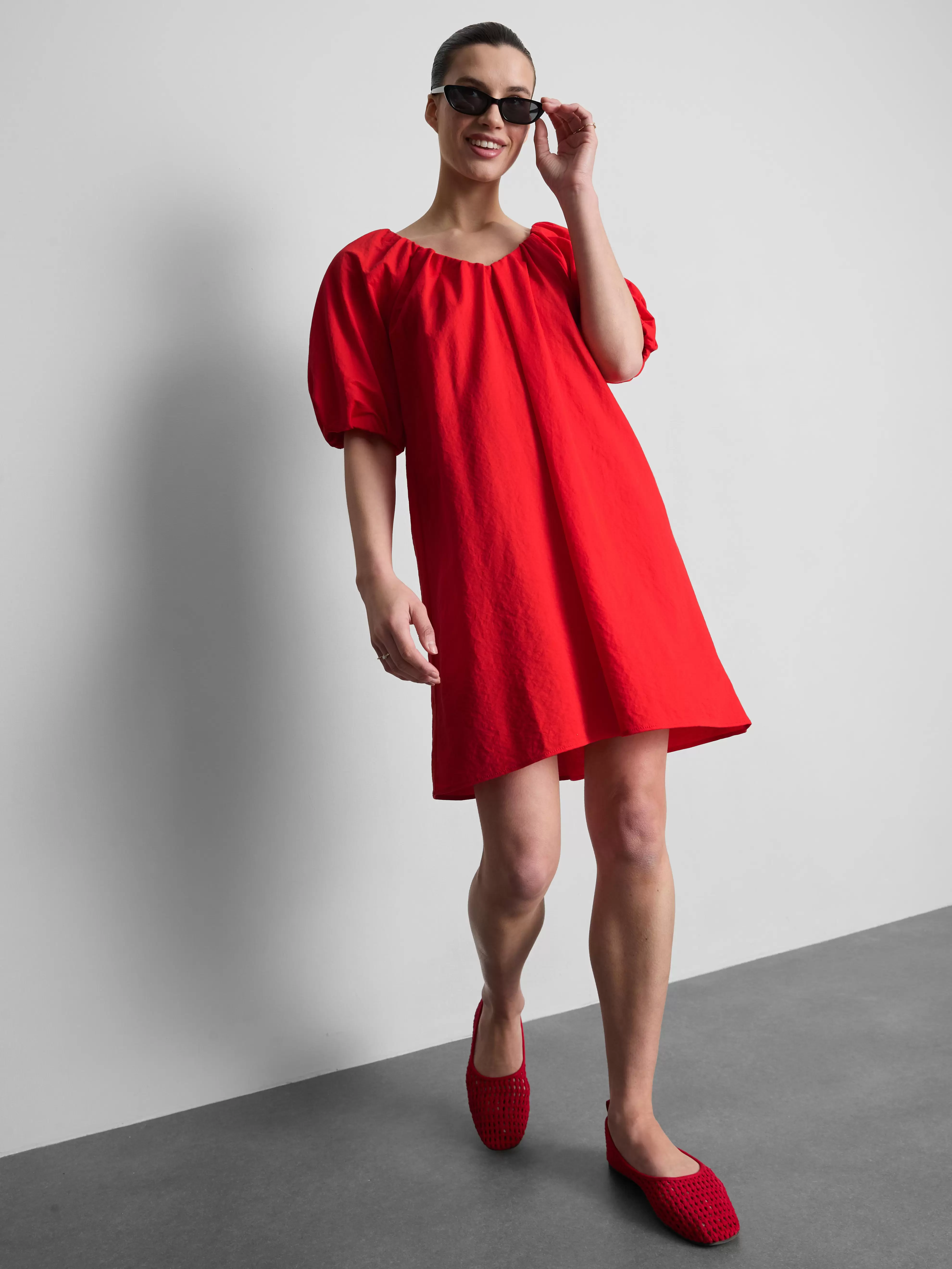 Vestido corto con vuelo y mangas abombadas