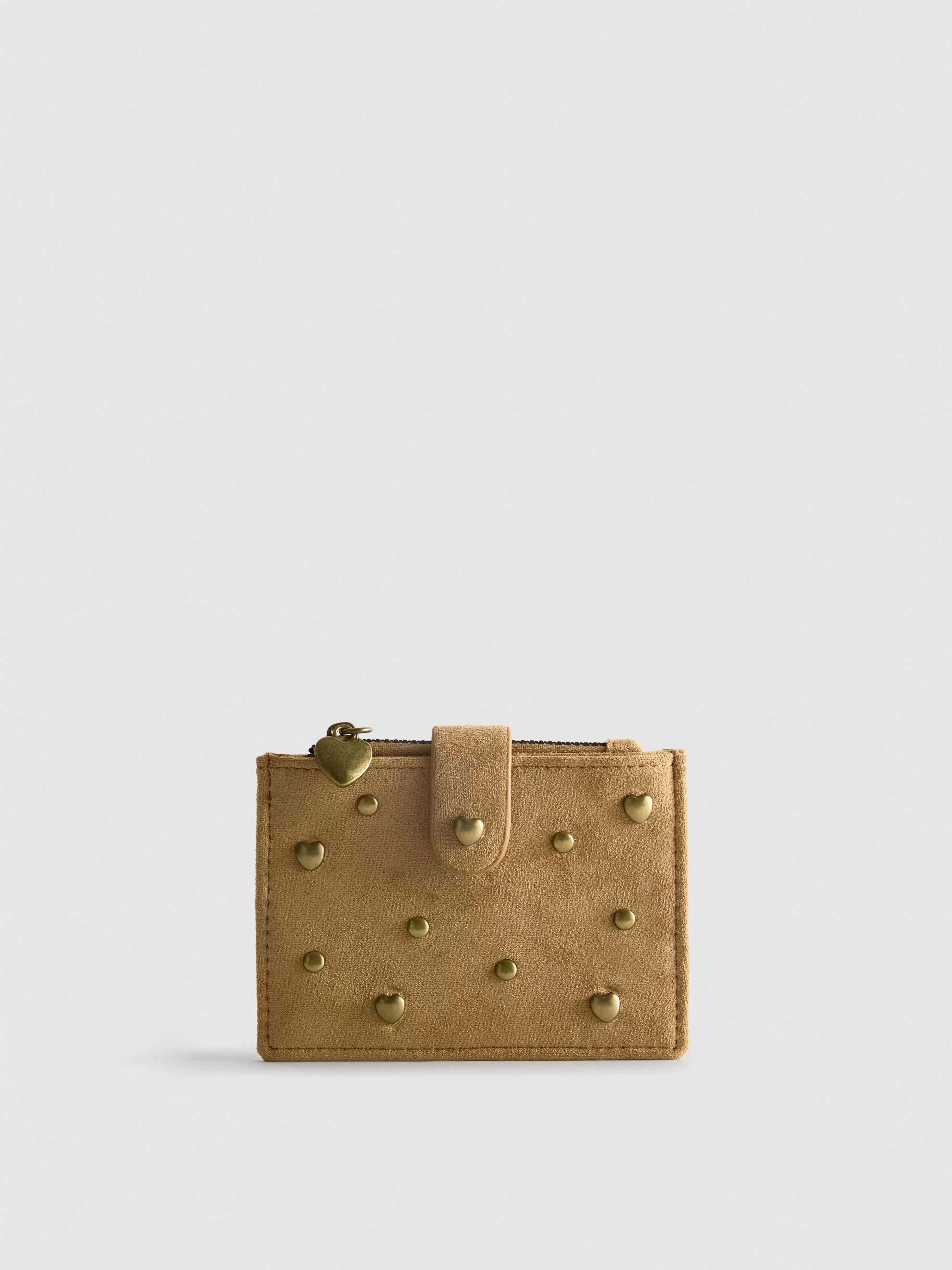 Cartera con tarjetero y diseño de tachuelas