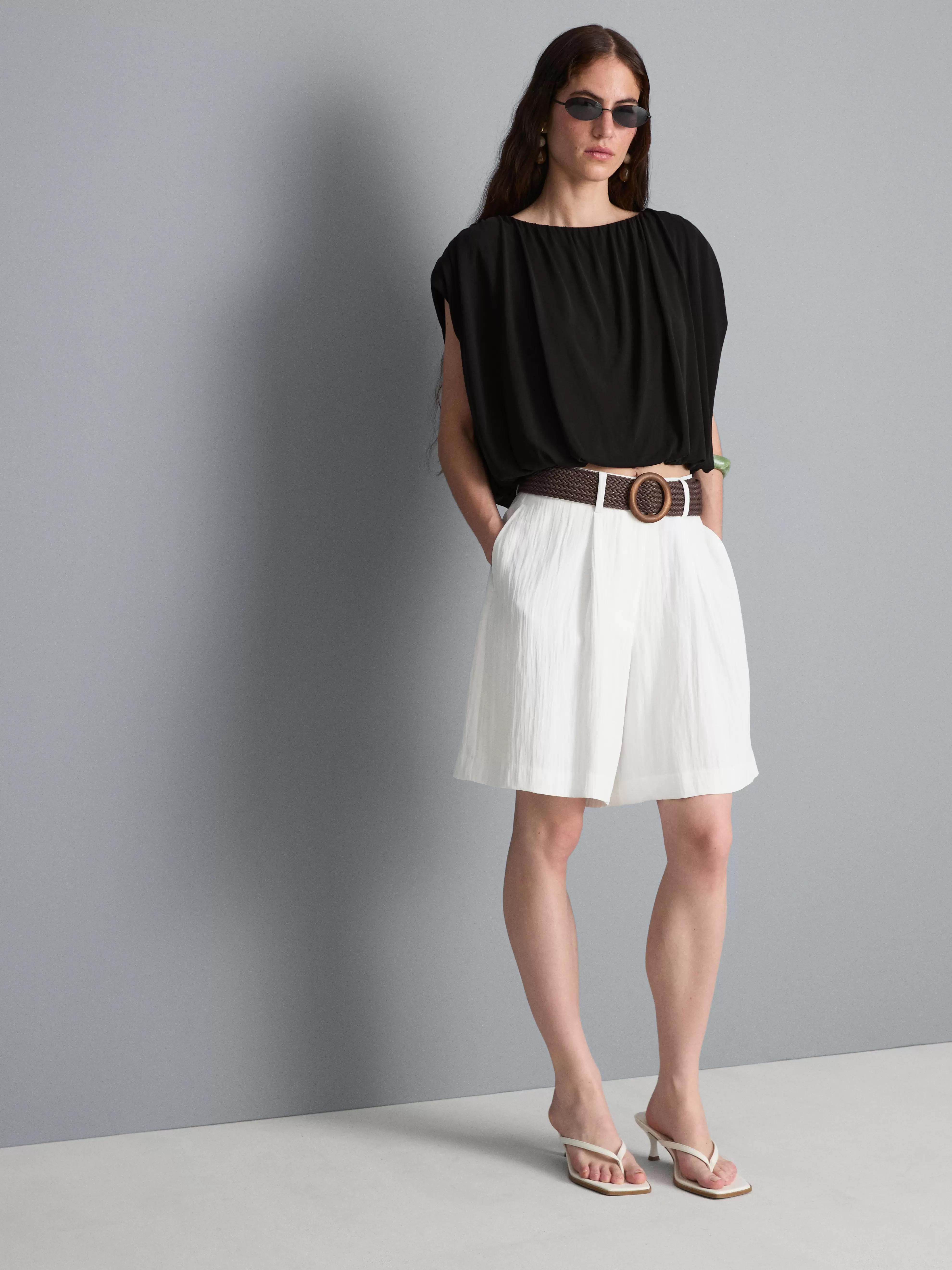 Top drapeado corto con mucho modal