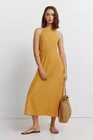 Vestido midi halter bordado