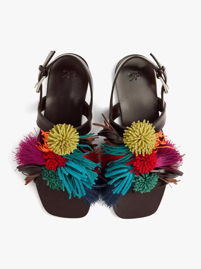 Sandalias planas de piel pompones multicolor