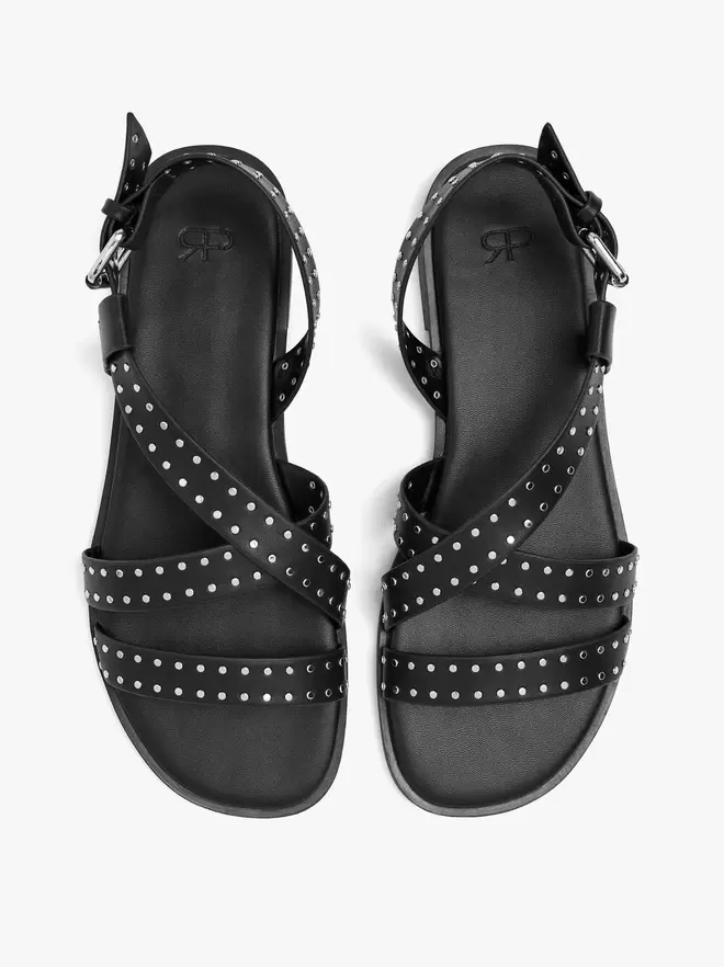 Sandalias planas cruzadas con tachuelas