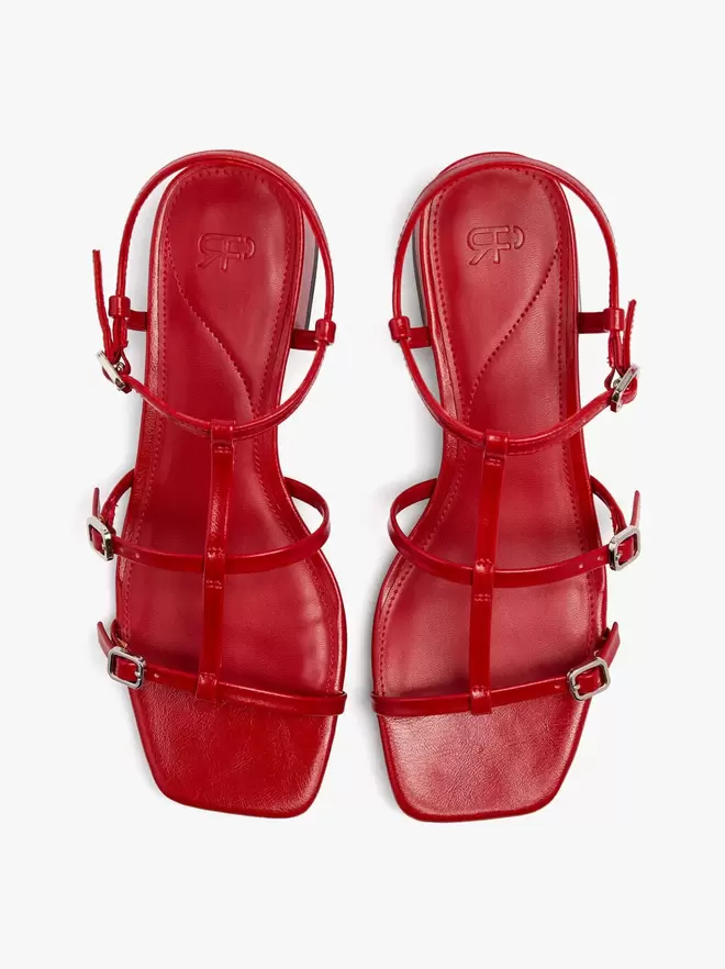 Sandalias de tacón con tiras y hebillas