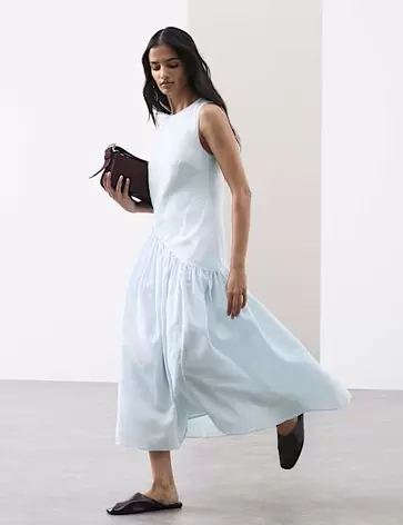 Vestido maxi a media pierna asimétrico de lino