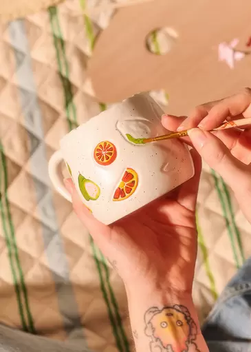Taza de cerámica DIY con frutas en relieve - 330 ml