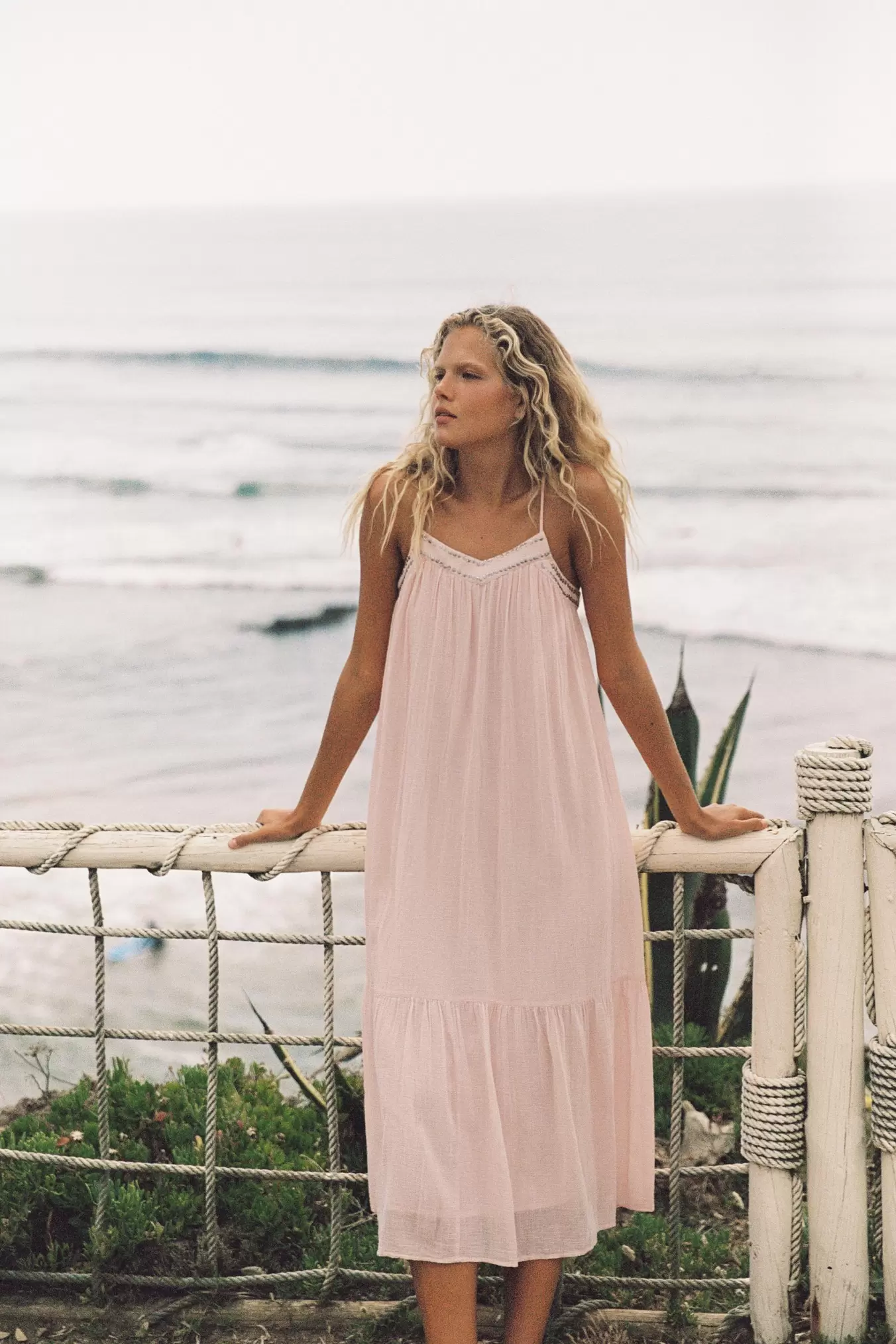 VESTIDO MIDI GASA TACHAS