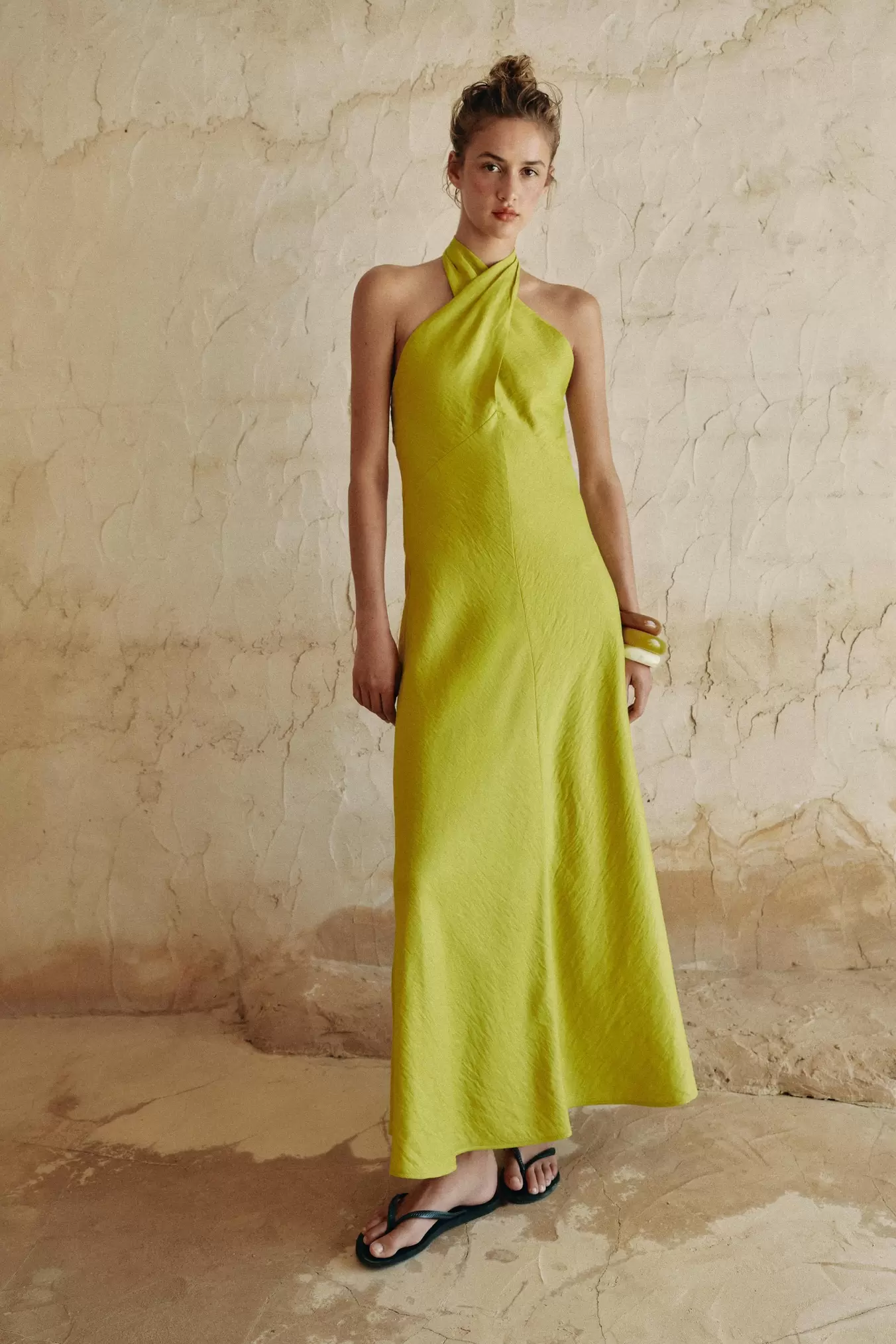 VESTIDO MIDI HALTER CRUZADO CON LINO