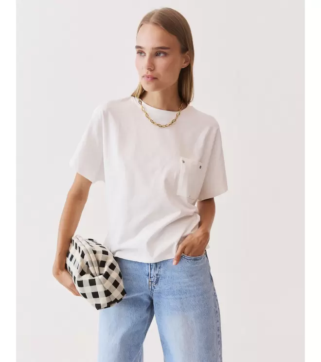 CAMISETA BOXY APLIQUES METÁLICOS