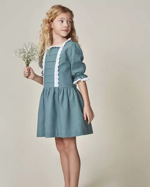 Vestido de lino con tiras bordadas verde